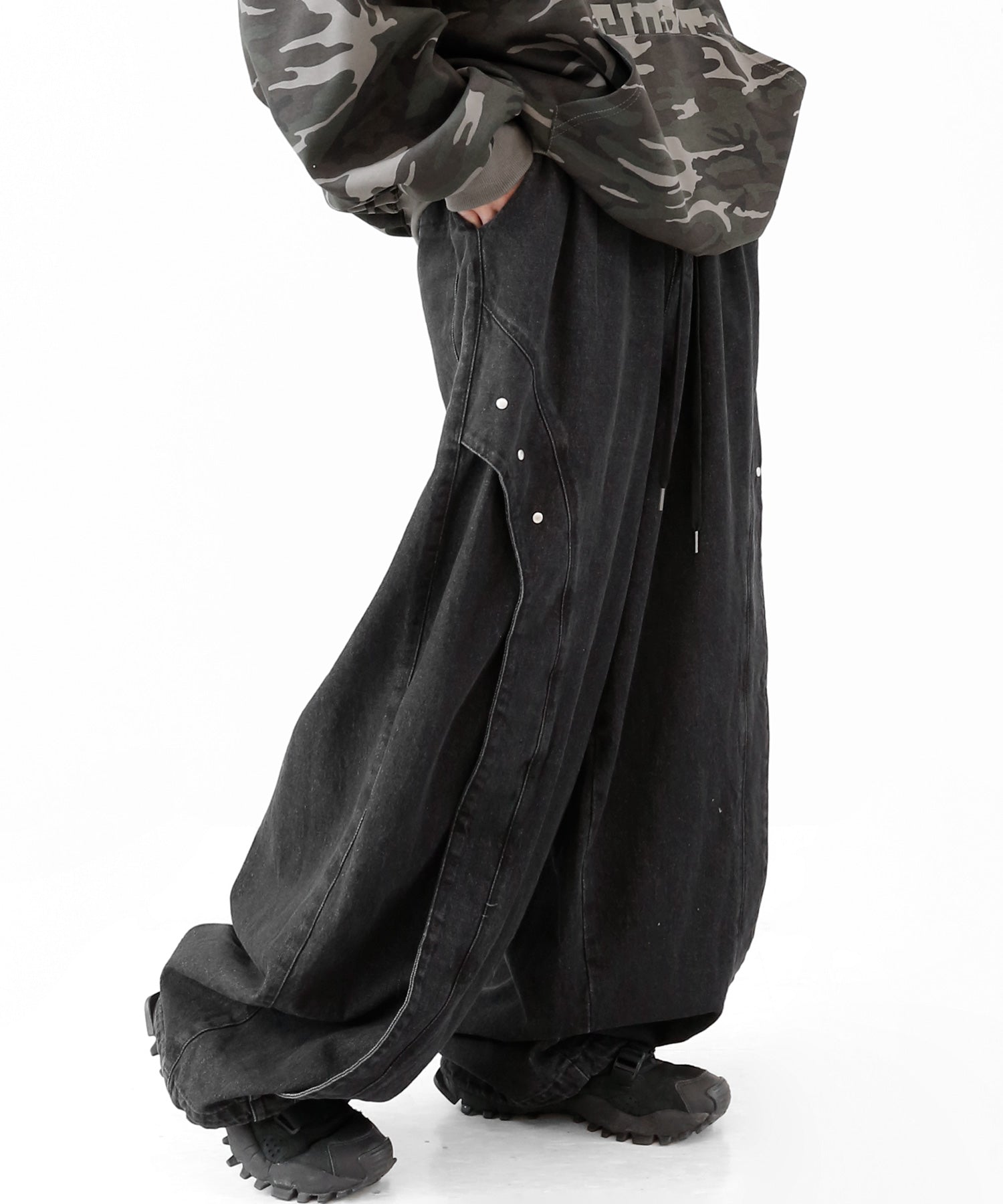 Metal Rivet Curve Wide Pants