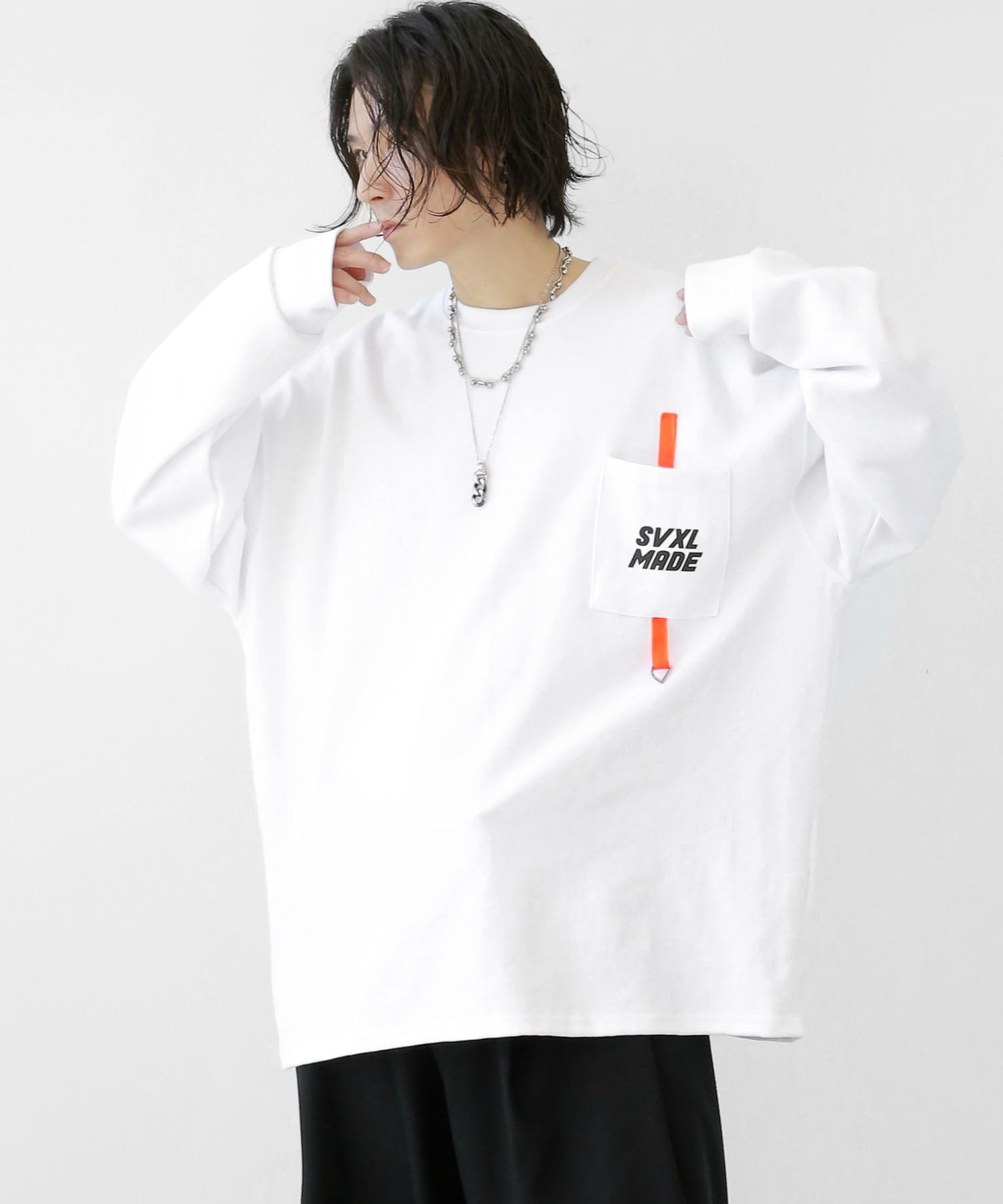 Neon color strap pocket T-shirt