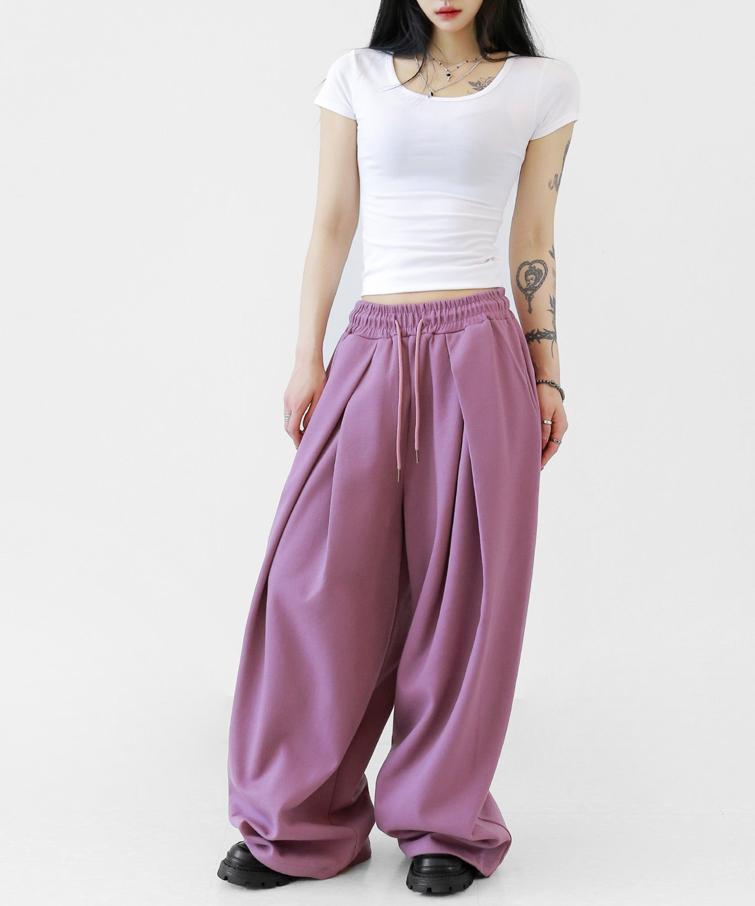 Two-pleat wide sweat pants