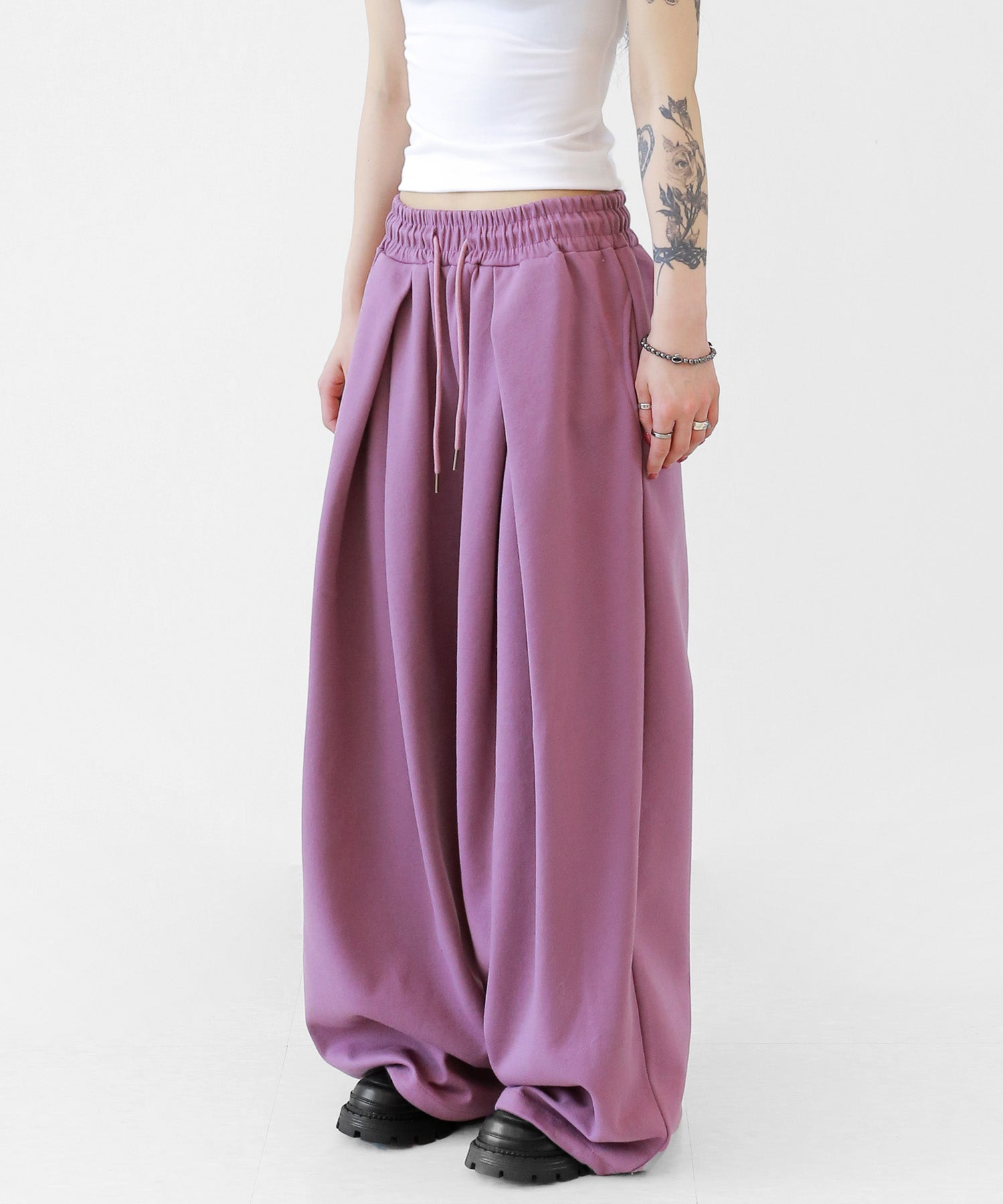 Two-pleat wide sweat pants
