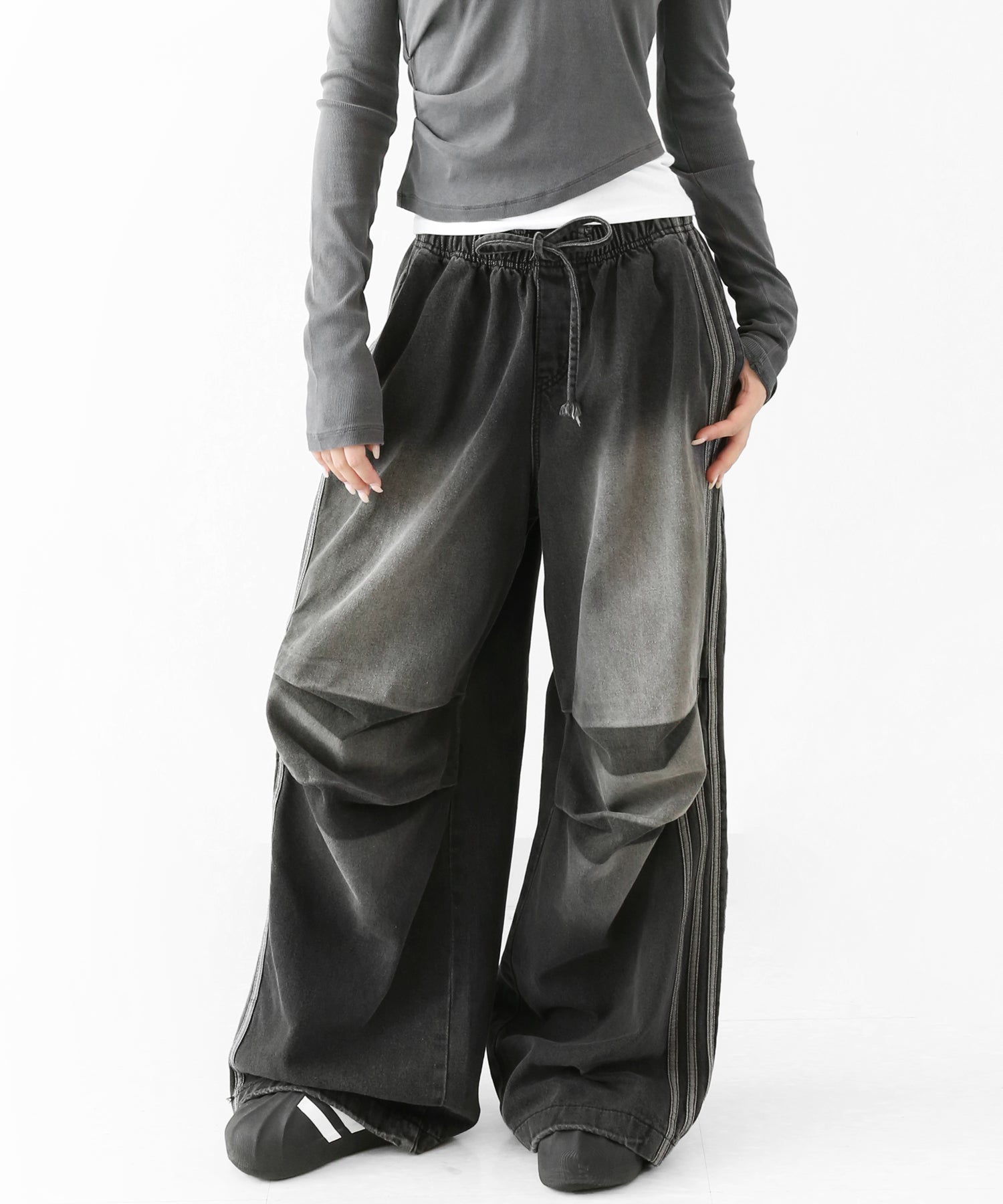 Side Stitch Line Tuck Denim Pants