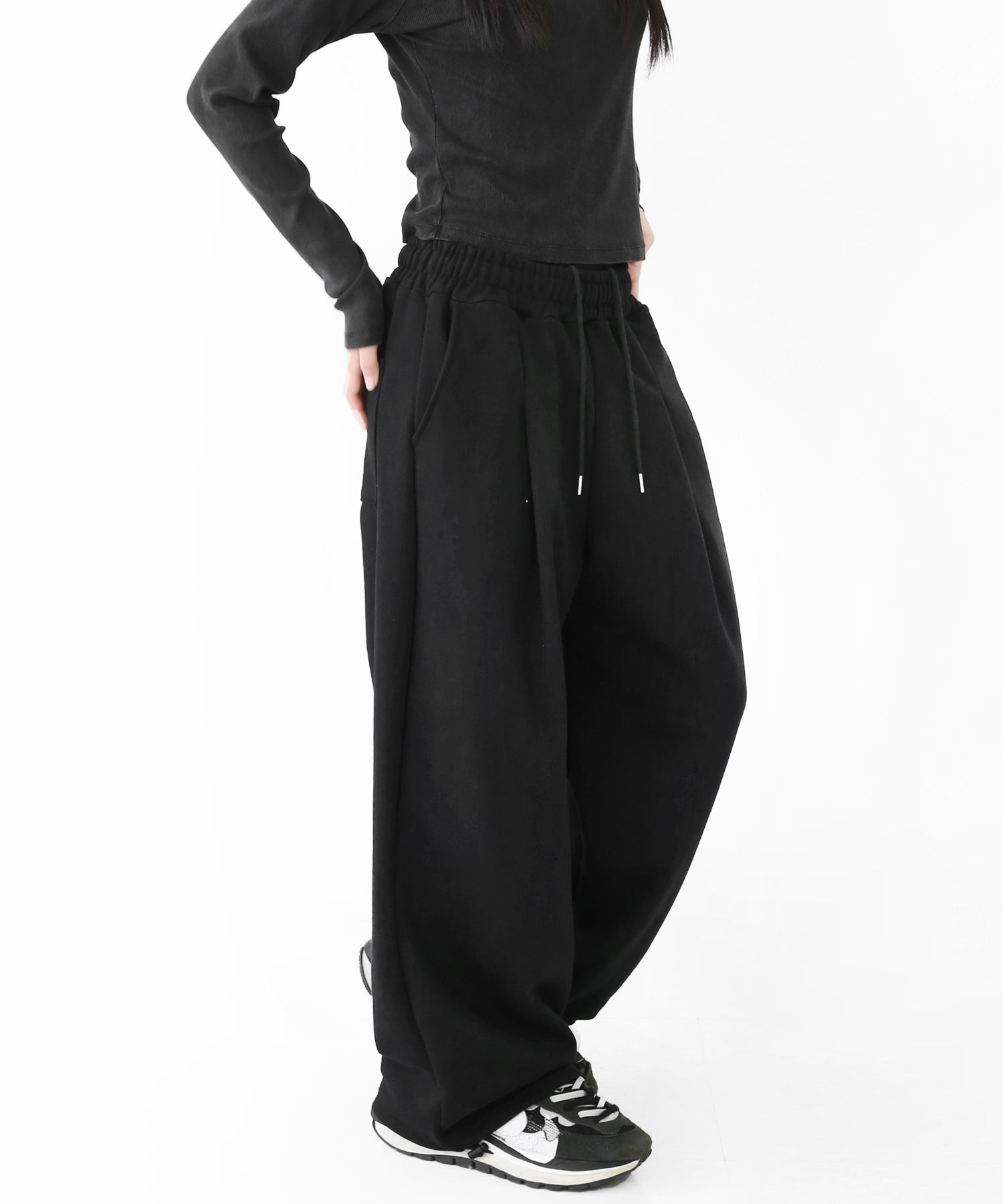 Curve Line Tuck Wide Sweatpants