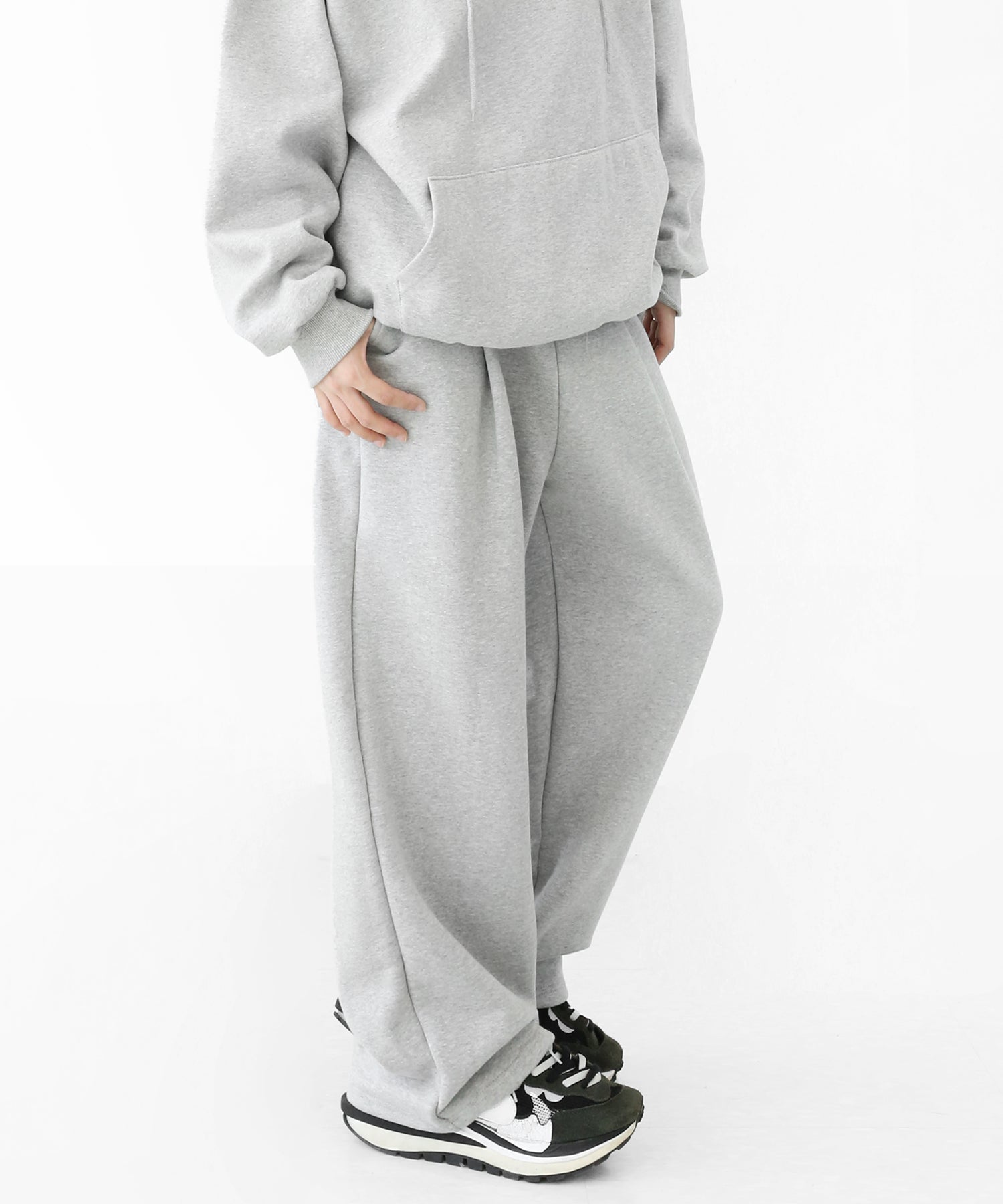 Curve Line Tuck Wide Sweatpants
